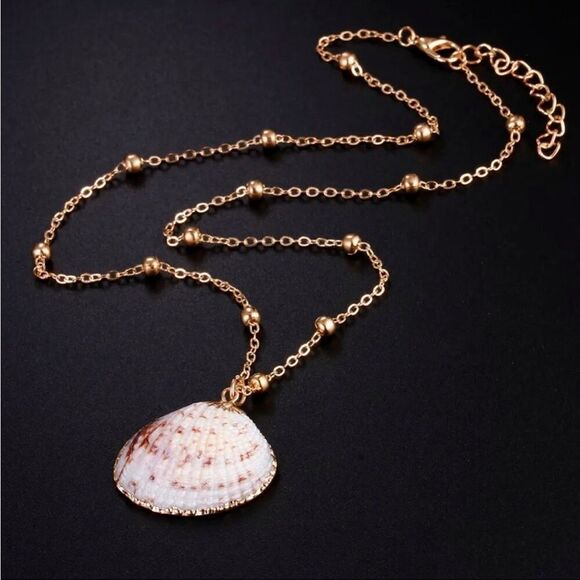 Gold Plated Shell Necklace NEW IN GIFT BOX - Picture 1 of 2